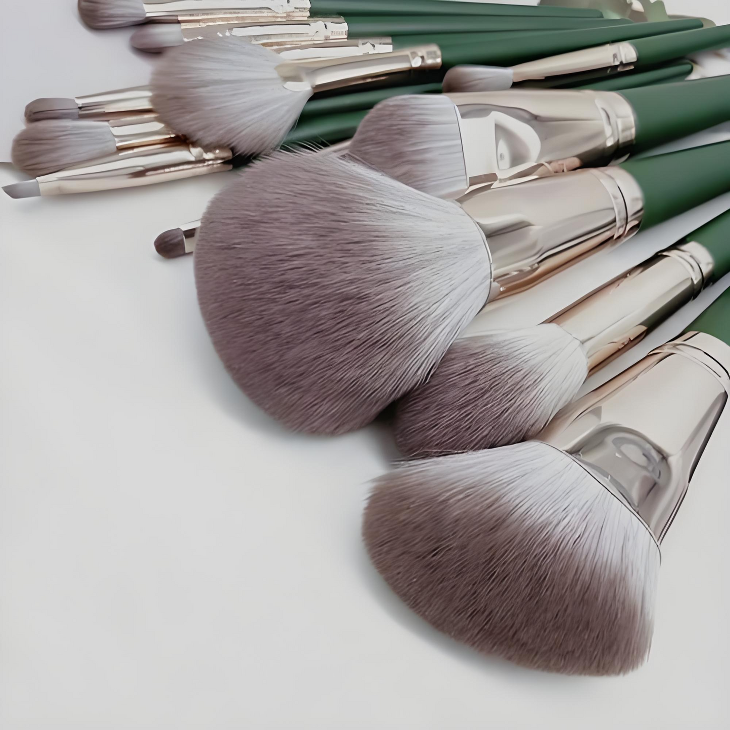 14-Piece Professional Makeup Brush Set with Carrying Bag – Green Edition