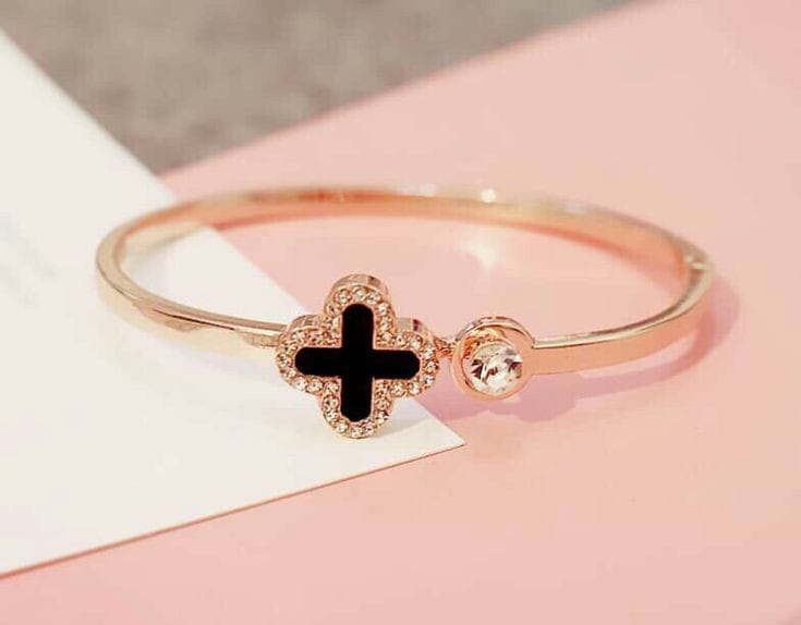 Black flower bracelet